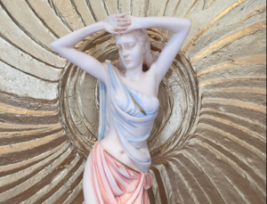 Jungfrau vor goldener Sonne Foto DIAP